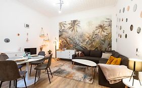 Stylish Modern Apartment Next To New York Cafe